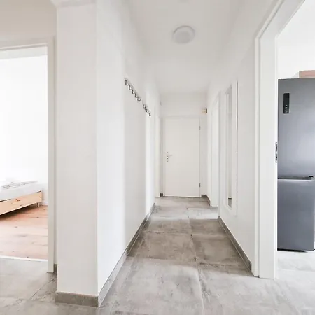 Raj Living - 4 - 25 Min Zur Messe Dus *